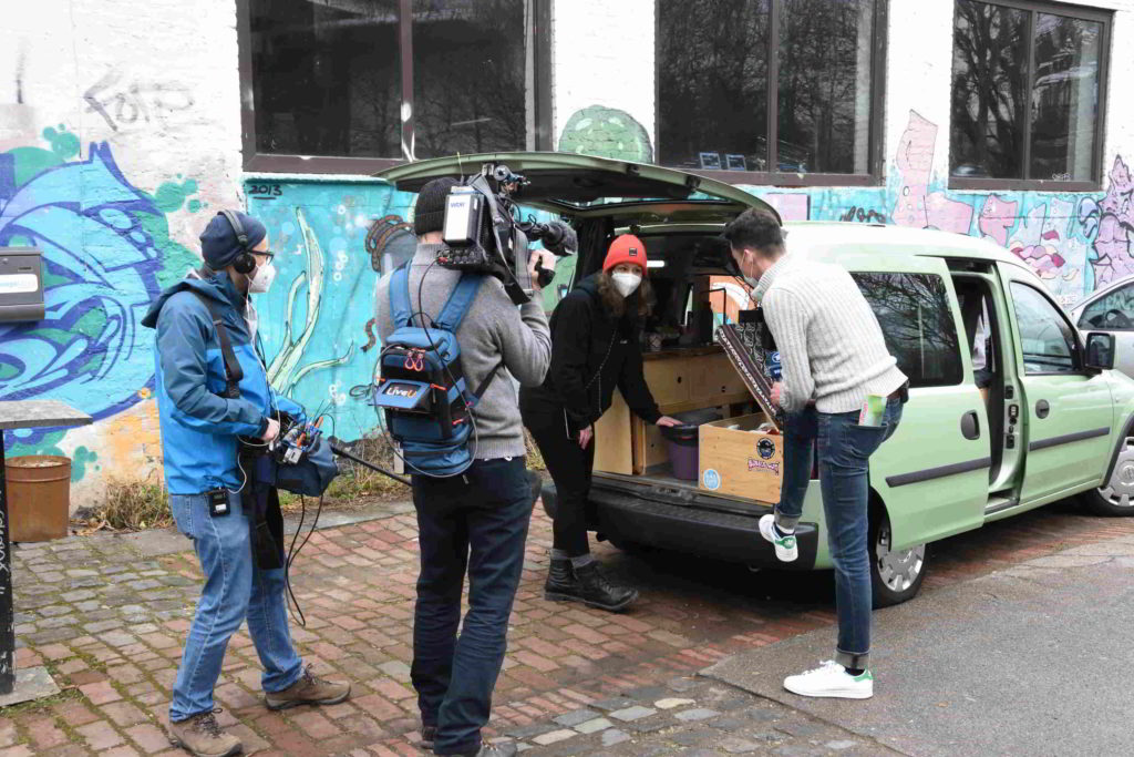 Ein Fernsehteam filmt einen ausgebauten Van im GarageLab Düsseldorf